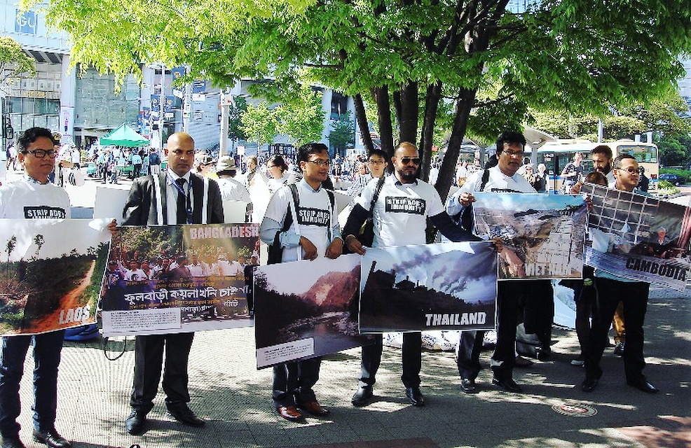 ADBの過去の案件の責任を告発するNGO団体（横浜・桜木町駅前広場、5月4日）